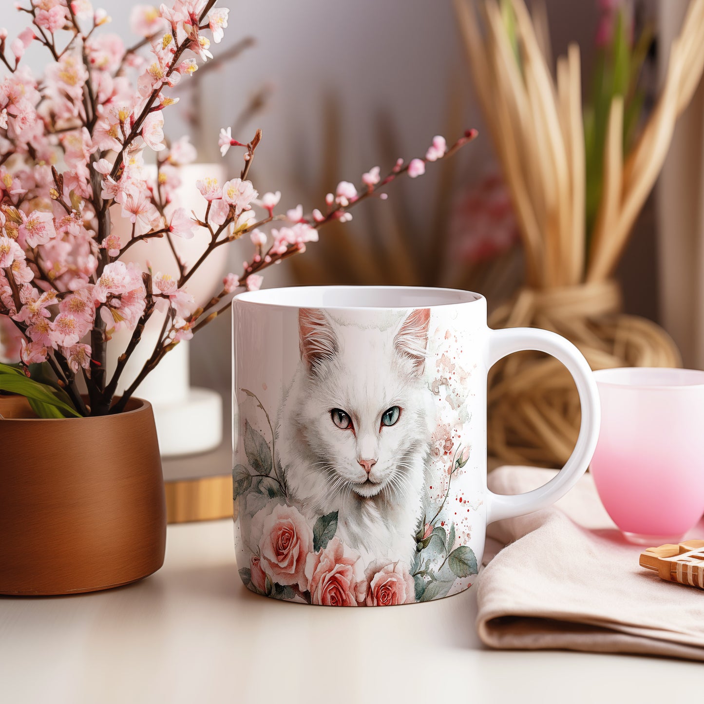 Elegantní hrnek s bílou kočkou a růžemi