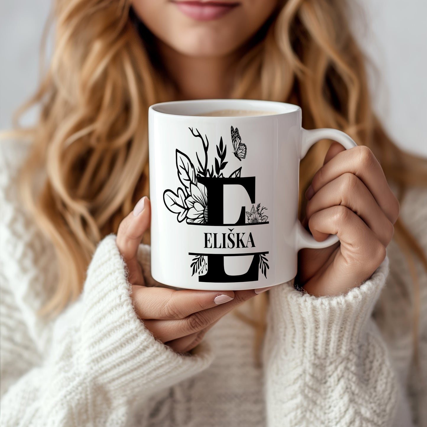 Hrnek se jménem Eliška – květinový monogram