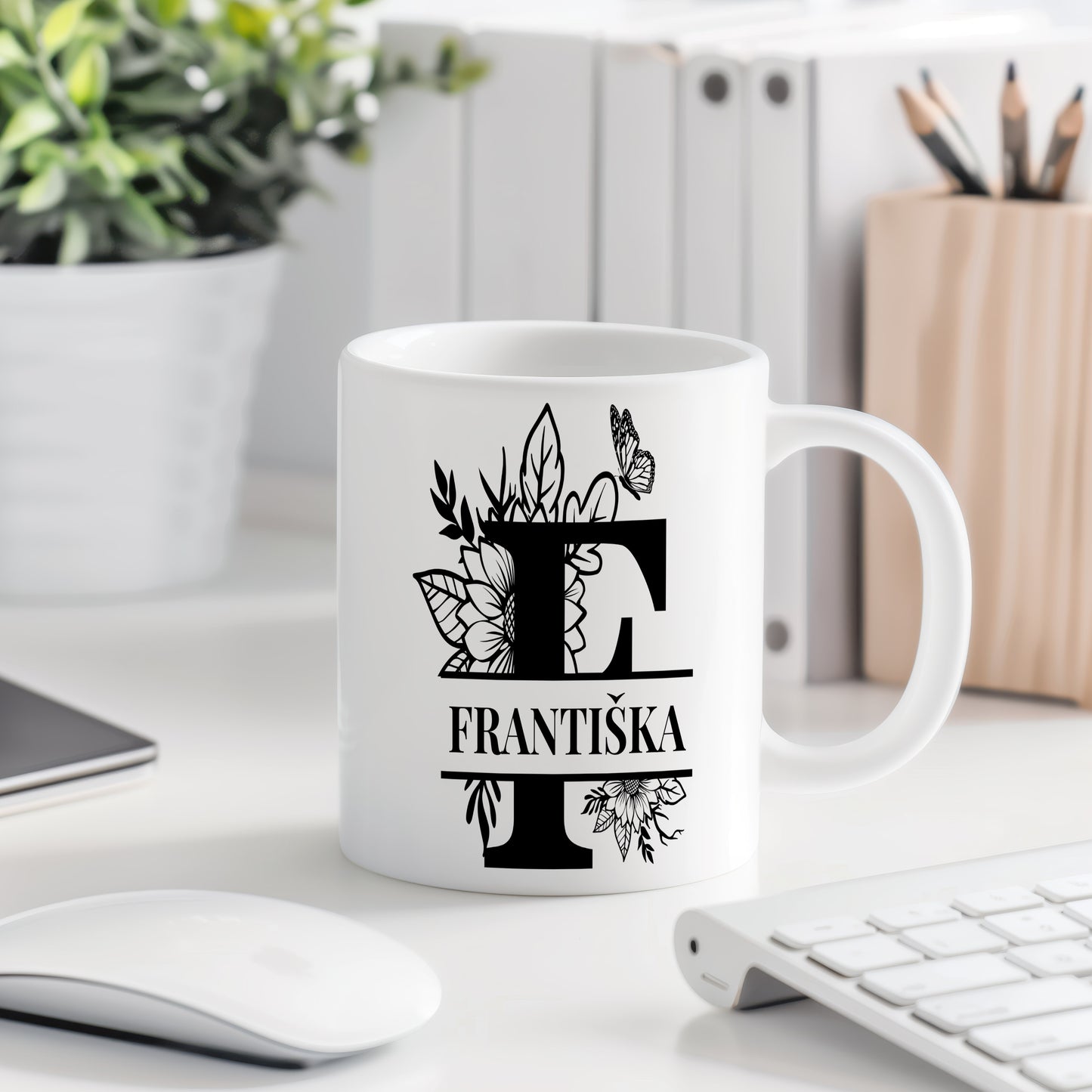 Hrnek se jménem Františka – květinový monogram