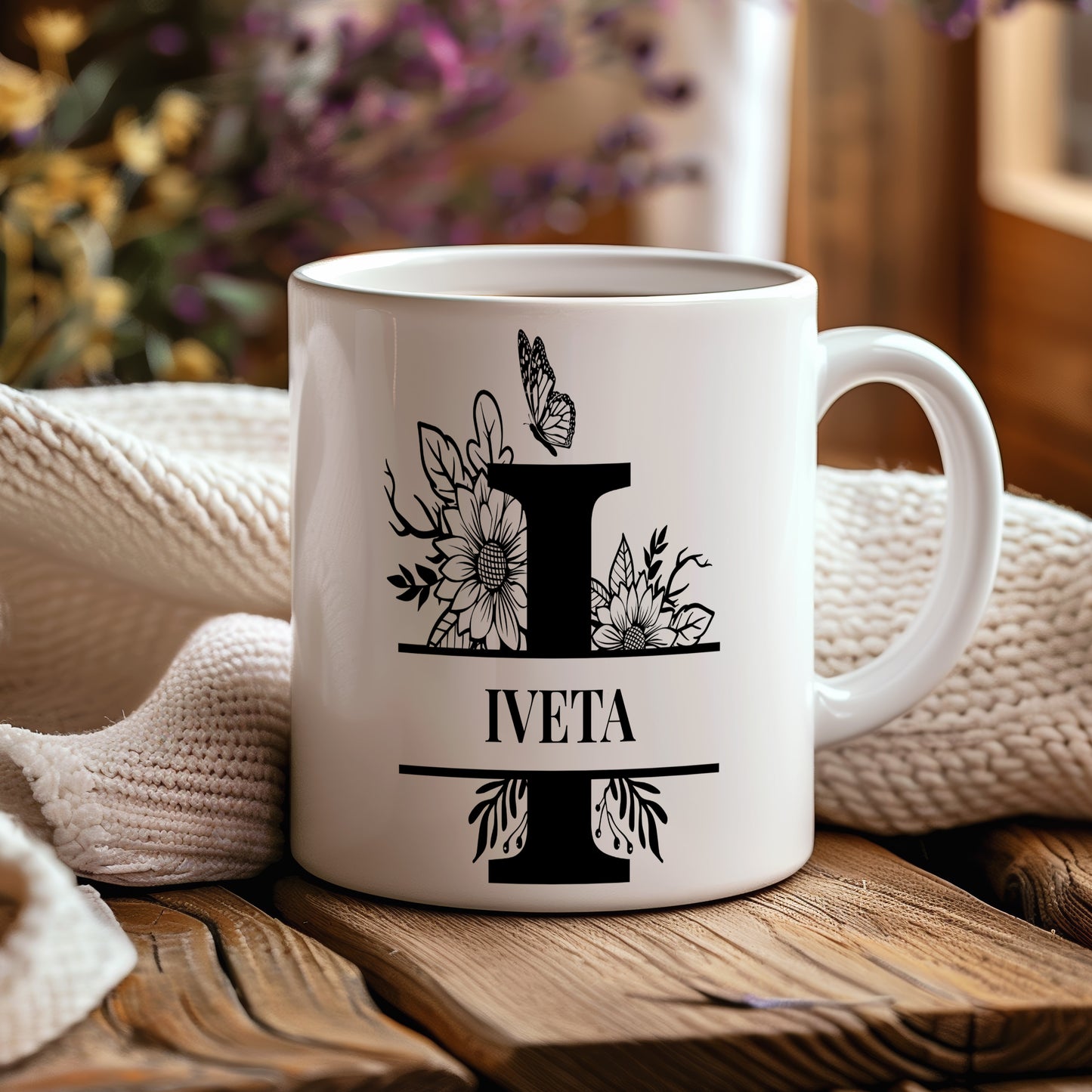 Hrnek se jménem Iveta – květinový monogram