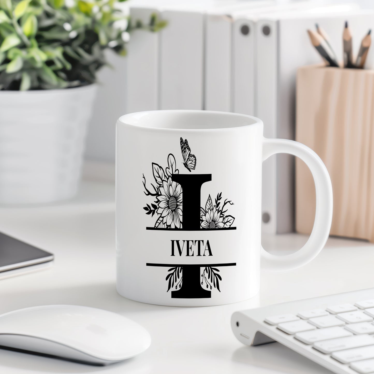 Hrnek se jménem Iveta – květinový monogram