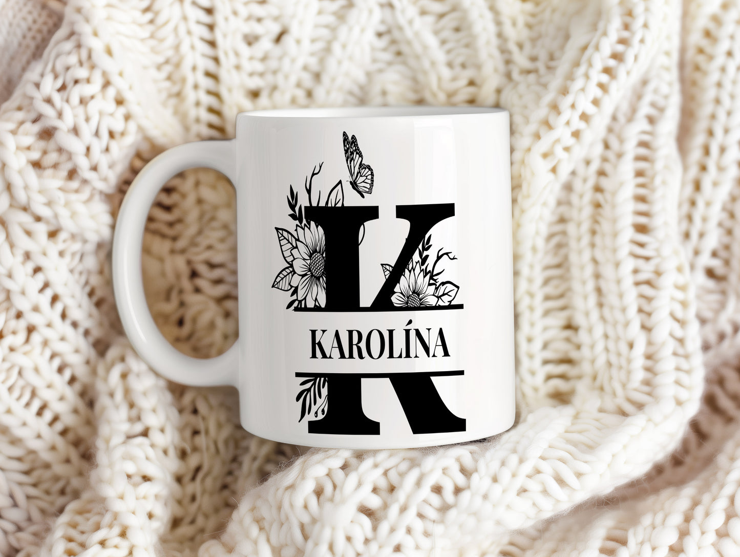 Hrnek se jménem Karolína – květinový monogram