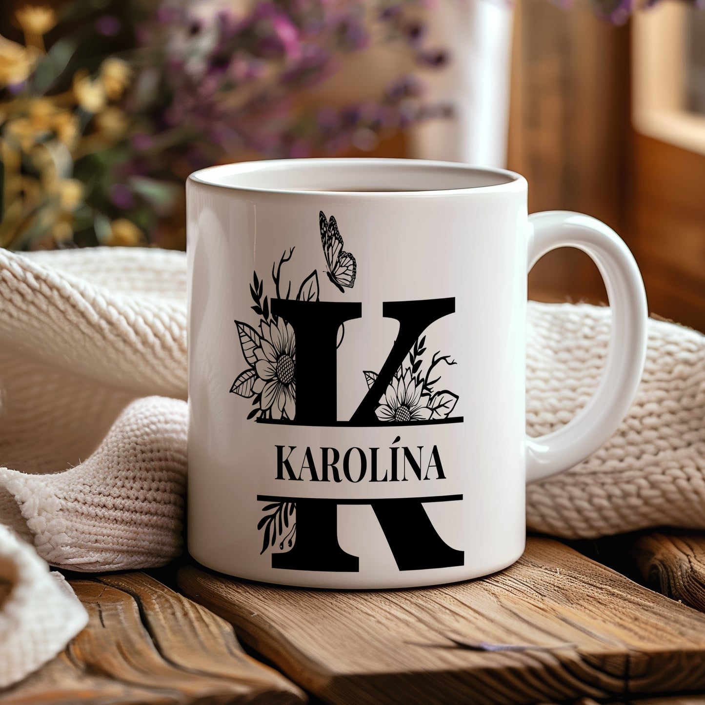 Hrnek se jménem Karolína – květinový monogram