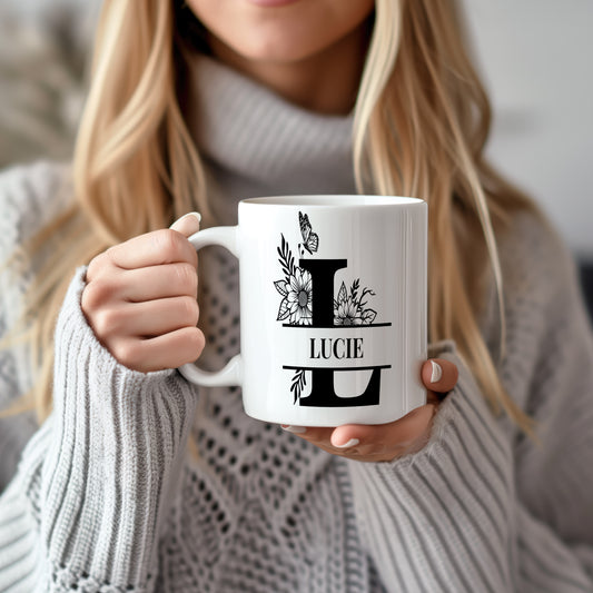 Hrnek se jménem Lucie – květinový monogram