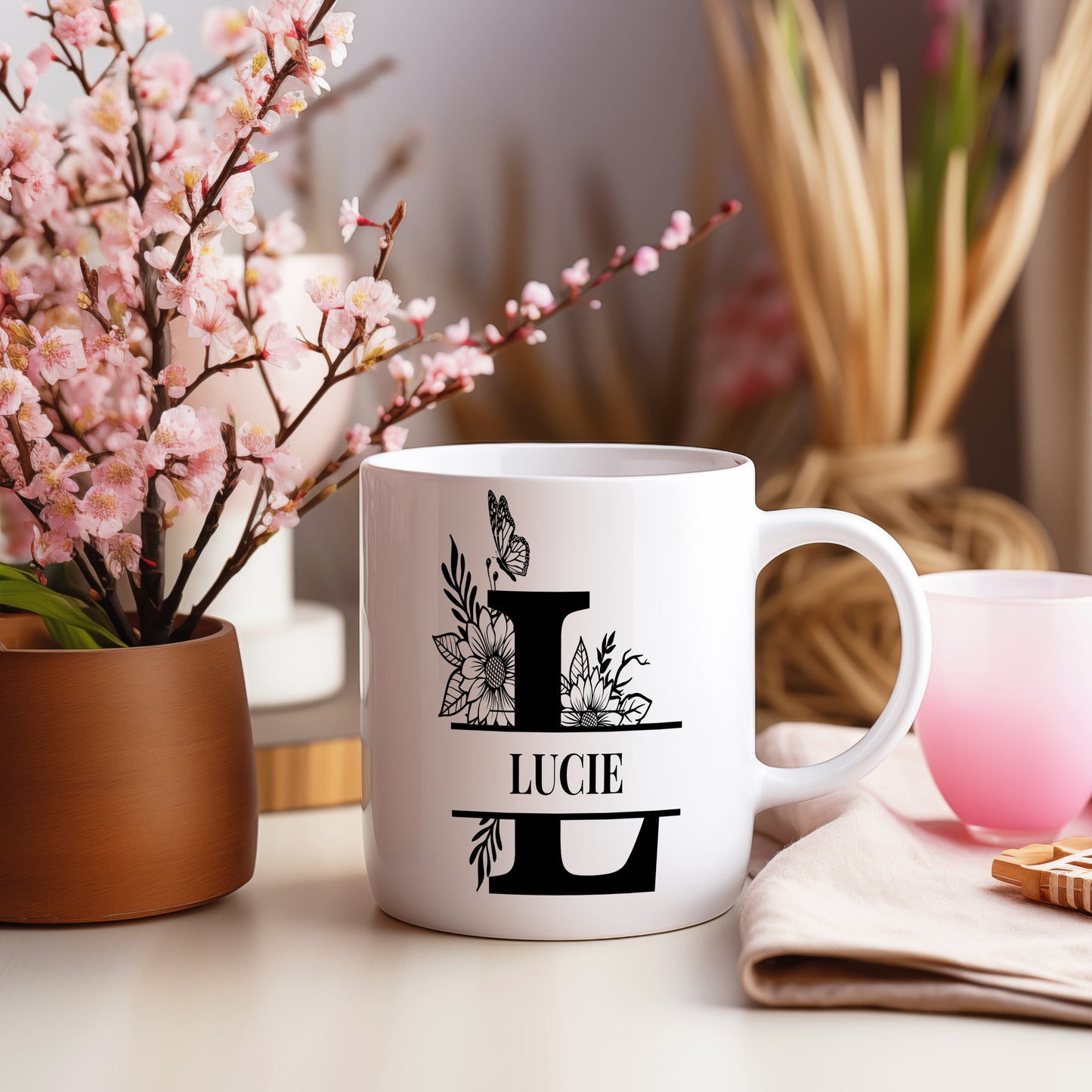 Hrnek se jménem Lucie – květinový monogram