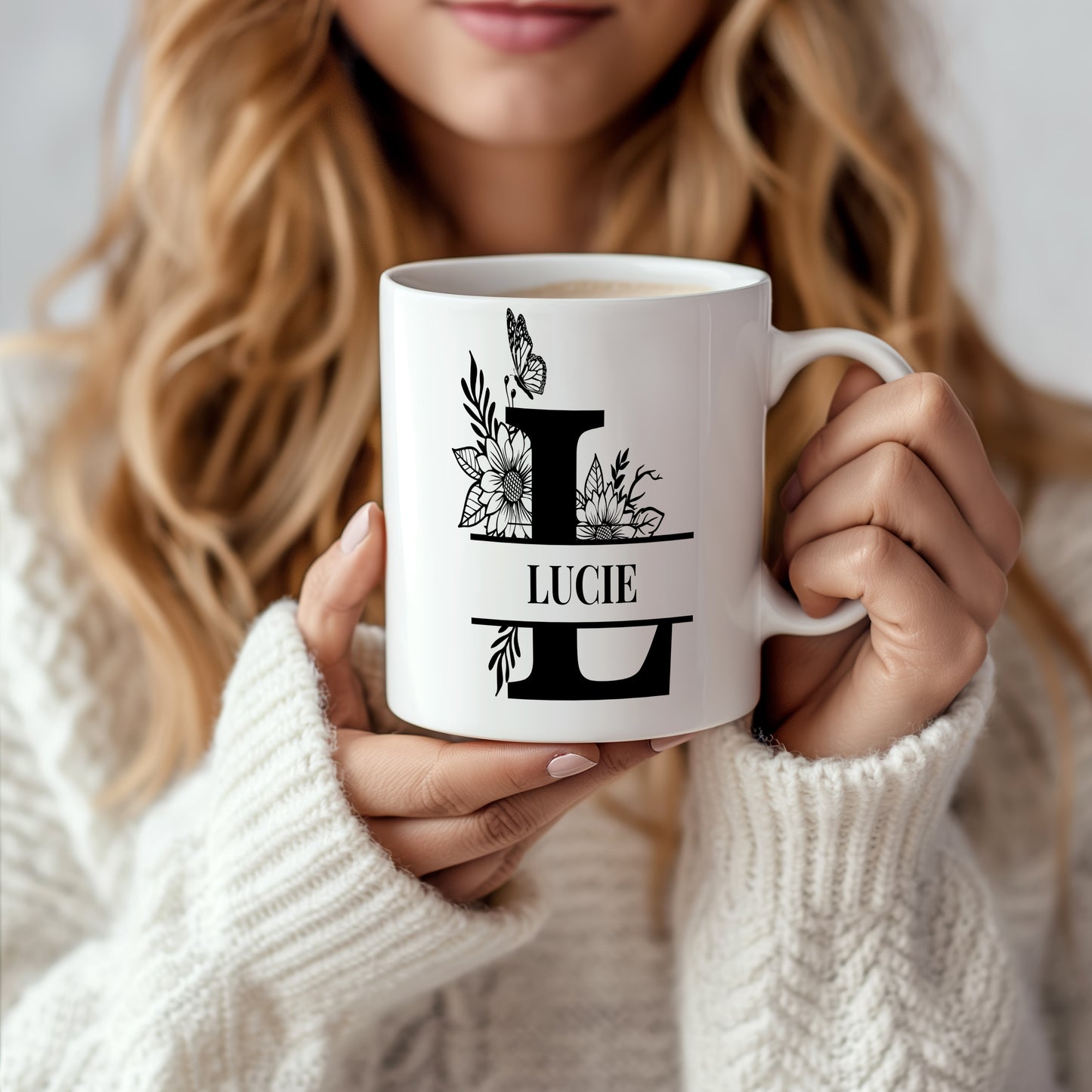 Hrnek se jménem Lucie – květinový monogram