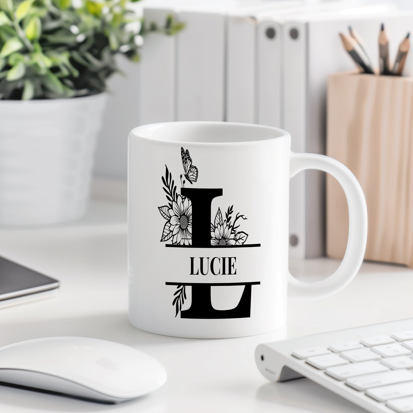 Hrnek se jménem Lucie – květinový monogram