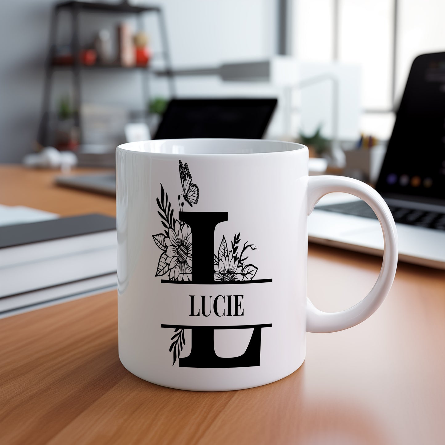 Hrnek se jménem Lucie – květinový monogram