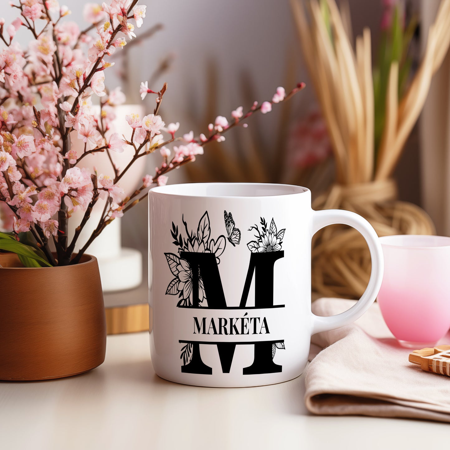 Hrnek se jménem MARKÉTA – květinový monogram