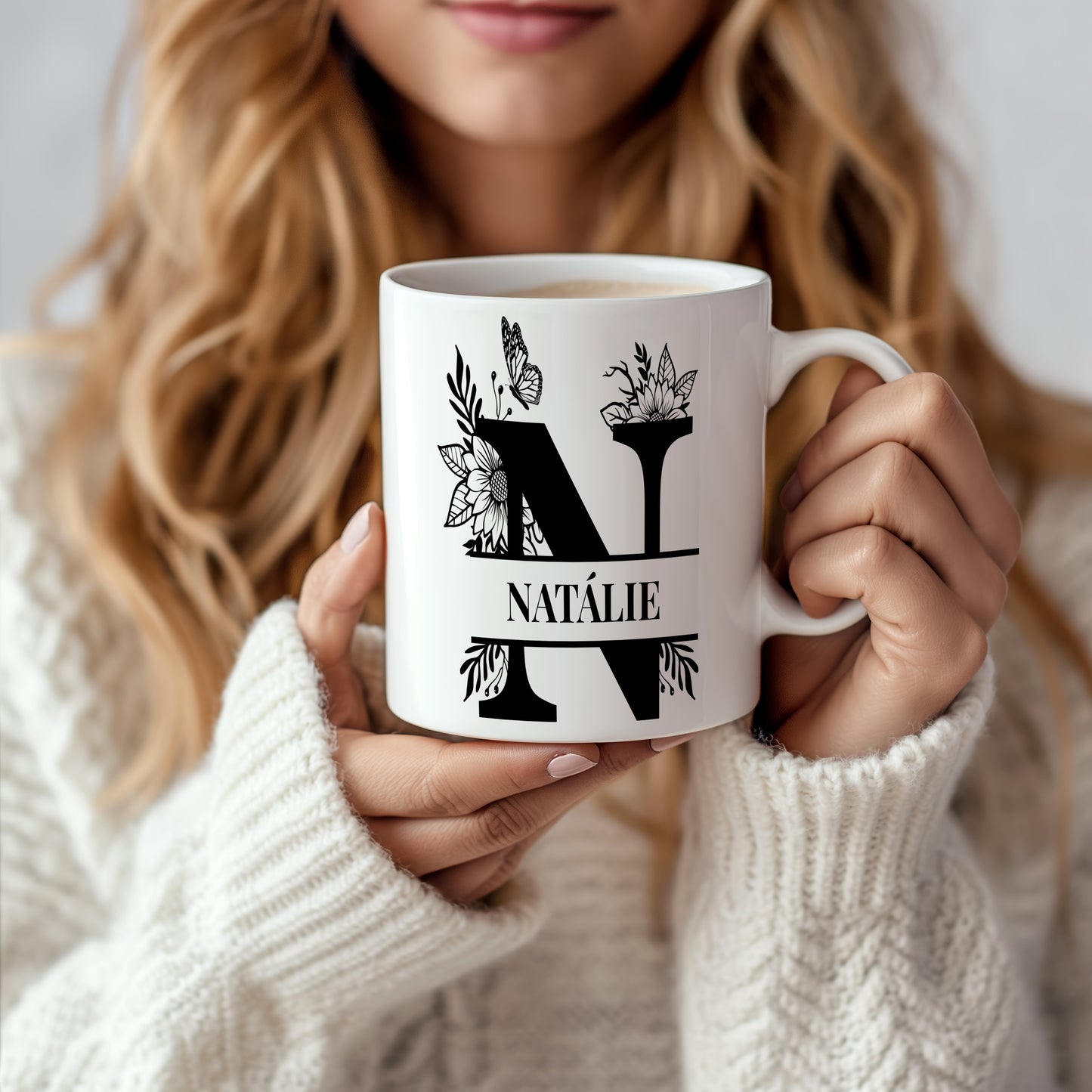 Hrnek se jménem NATÁLIE – květinový monogram