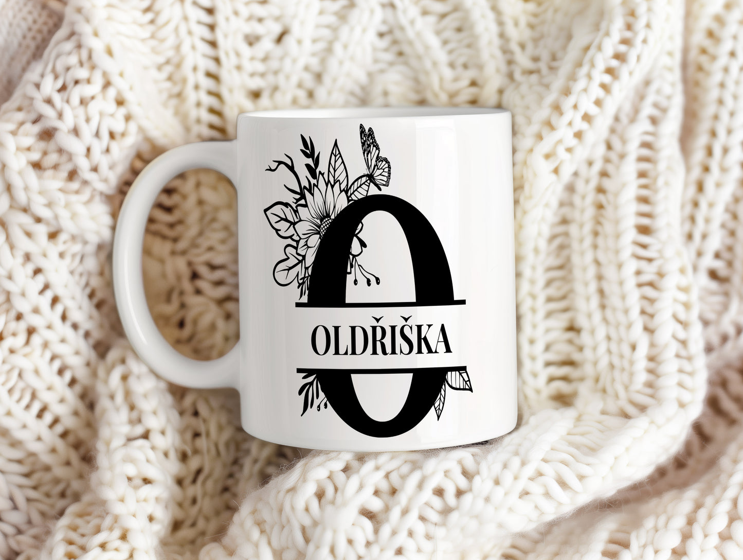 Hrnek se jménem Oldřiška – květinový monogram