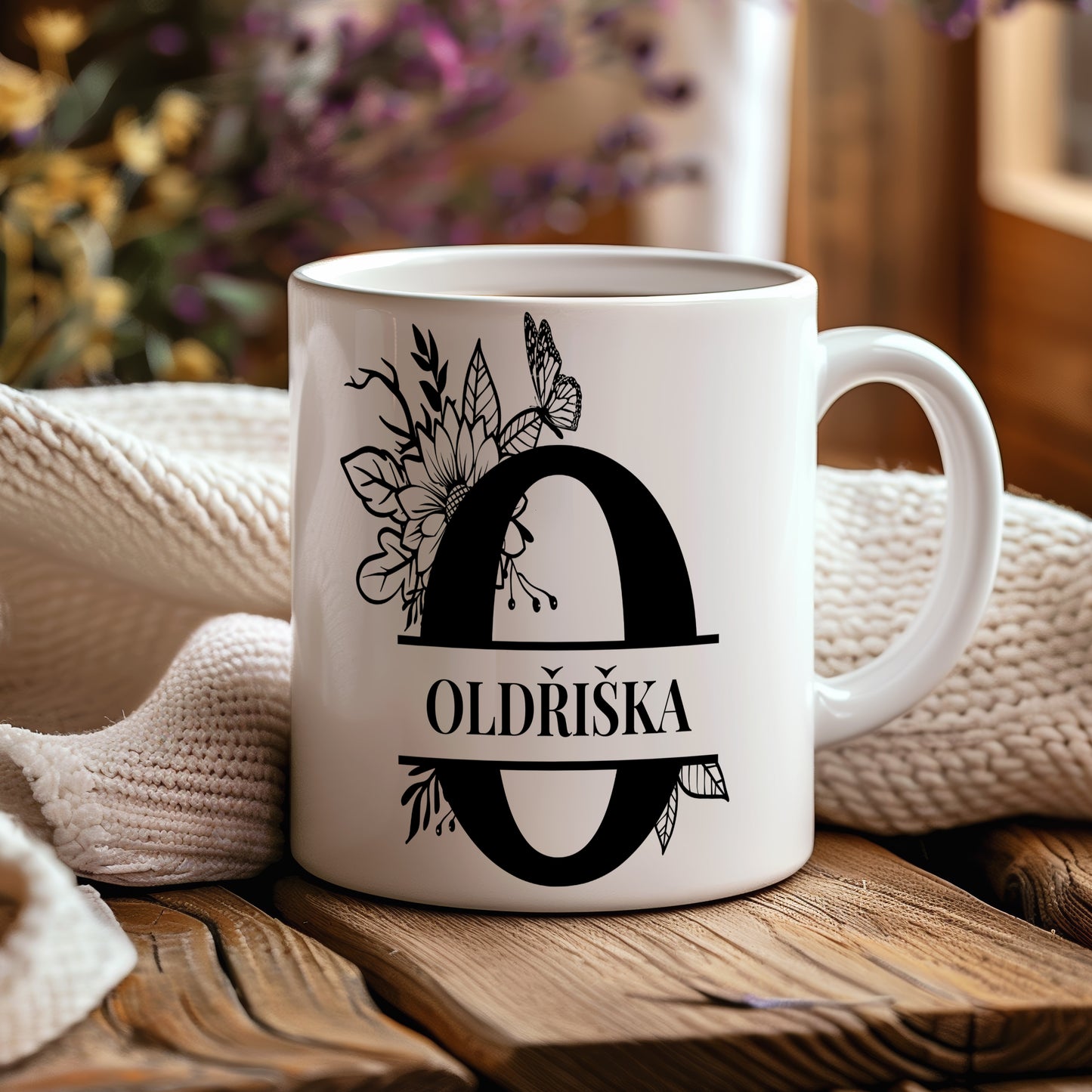 Hrnek se jménem Oldřiška – květinový monogram