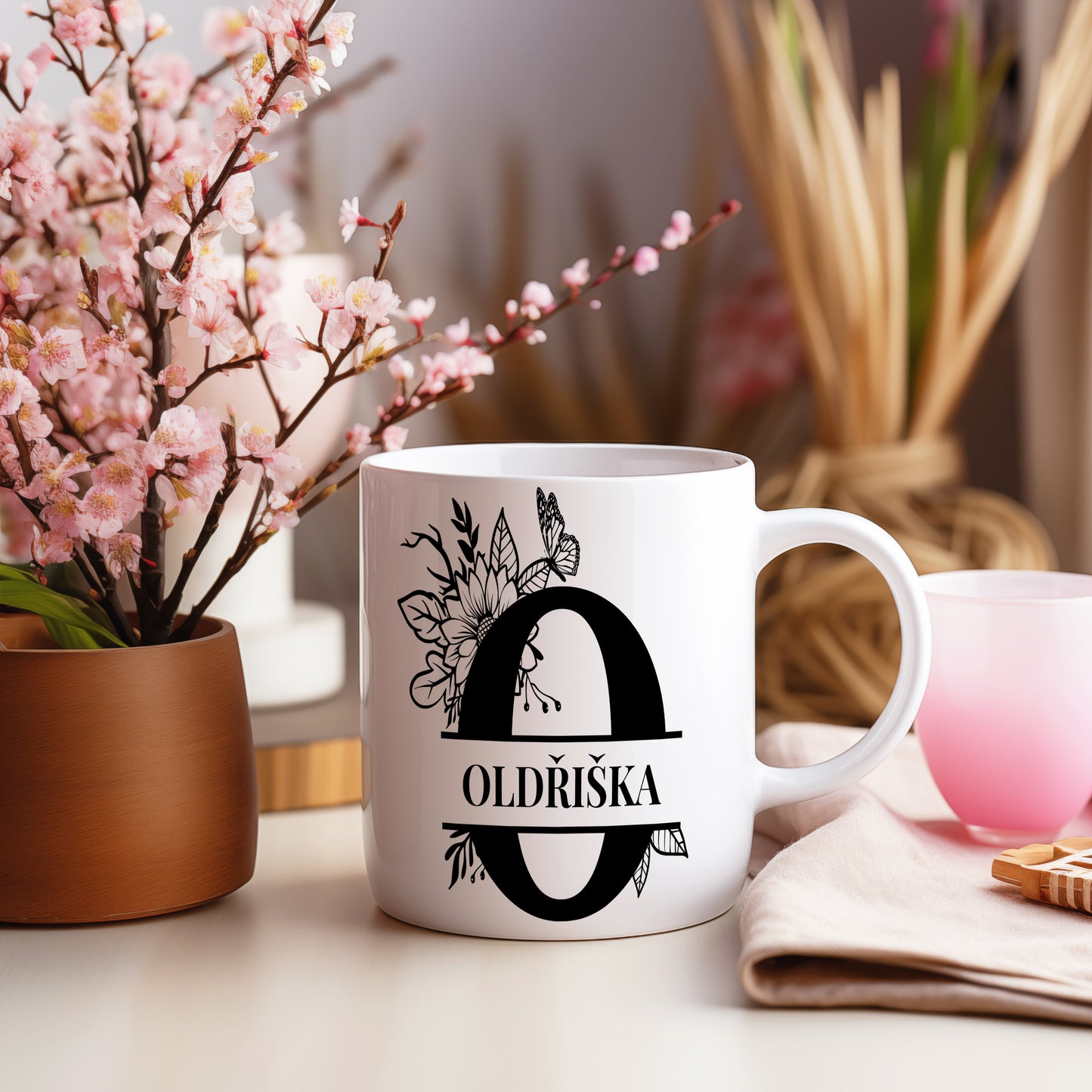 Hrnek se jménem Oldřiška – květinový monogram