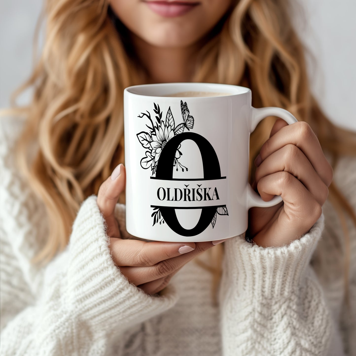 Hrnek se jménem Oldřiška – květinový monogram