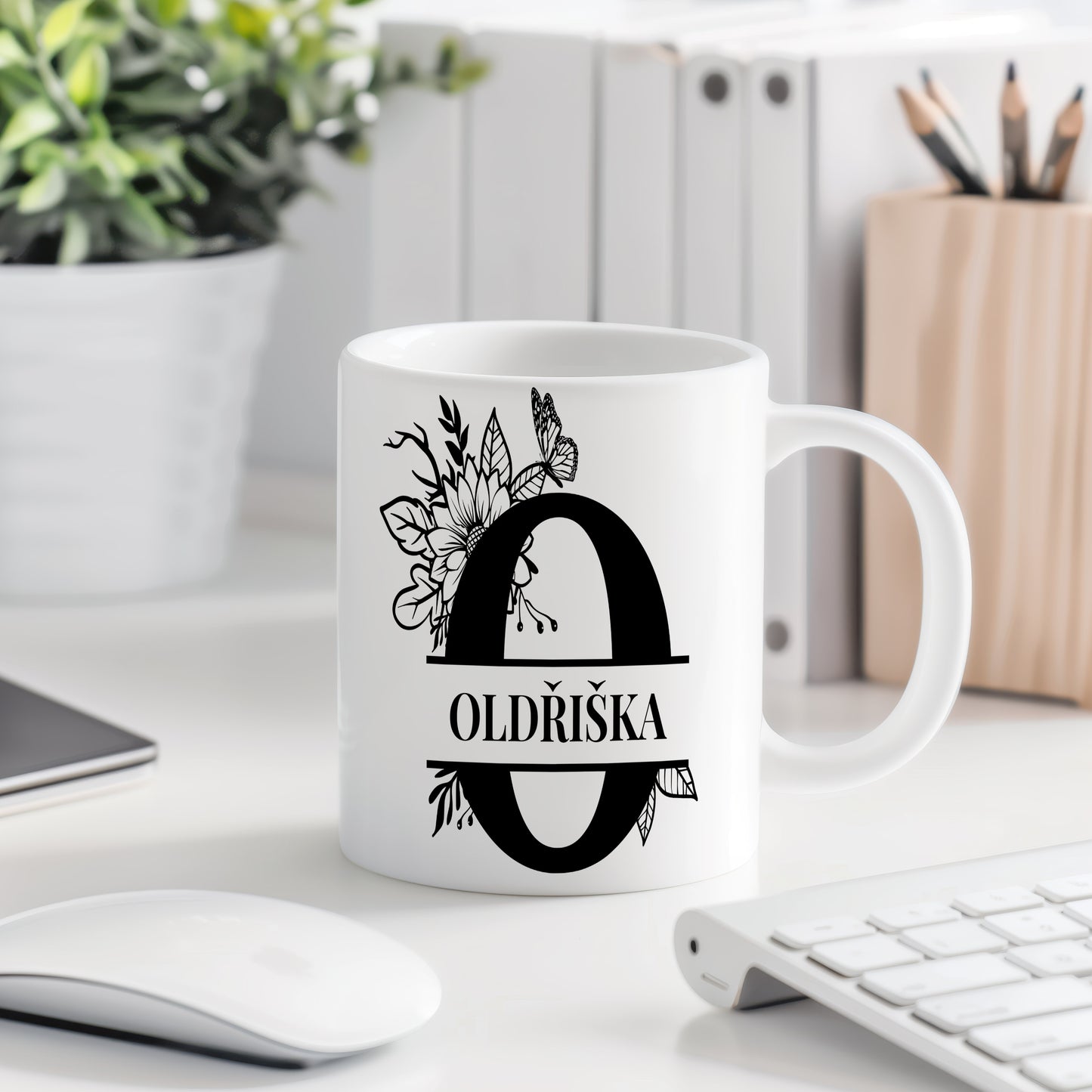Hrnek se jménem Oldřiška – květinový monogram