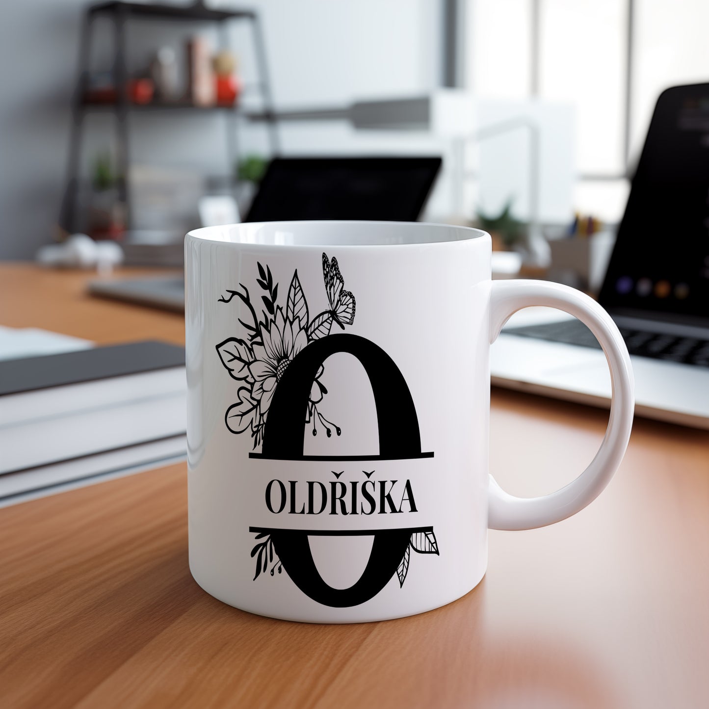 Hrnek se jménem Oldřiška – květinový monogram
