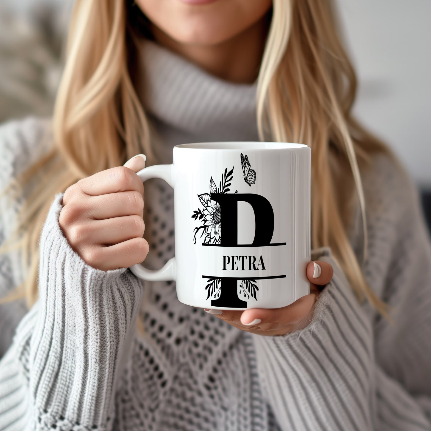 Hrnek se jménem Petra – květinový monogram