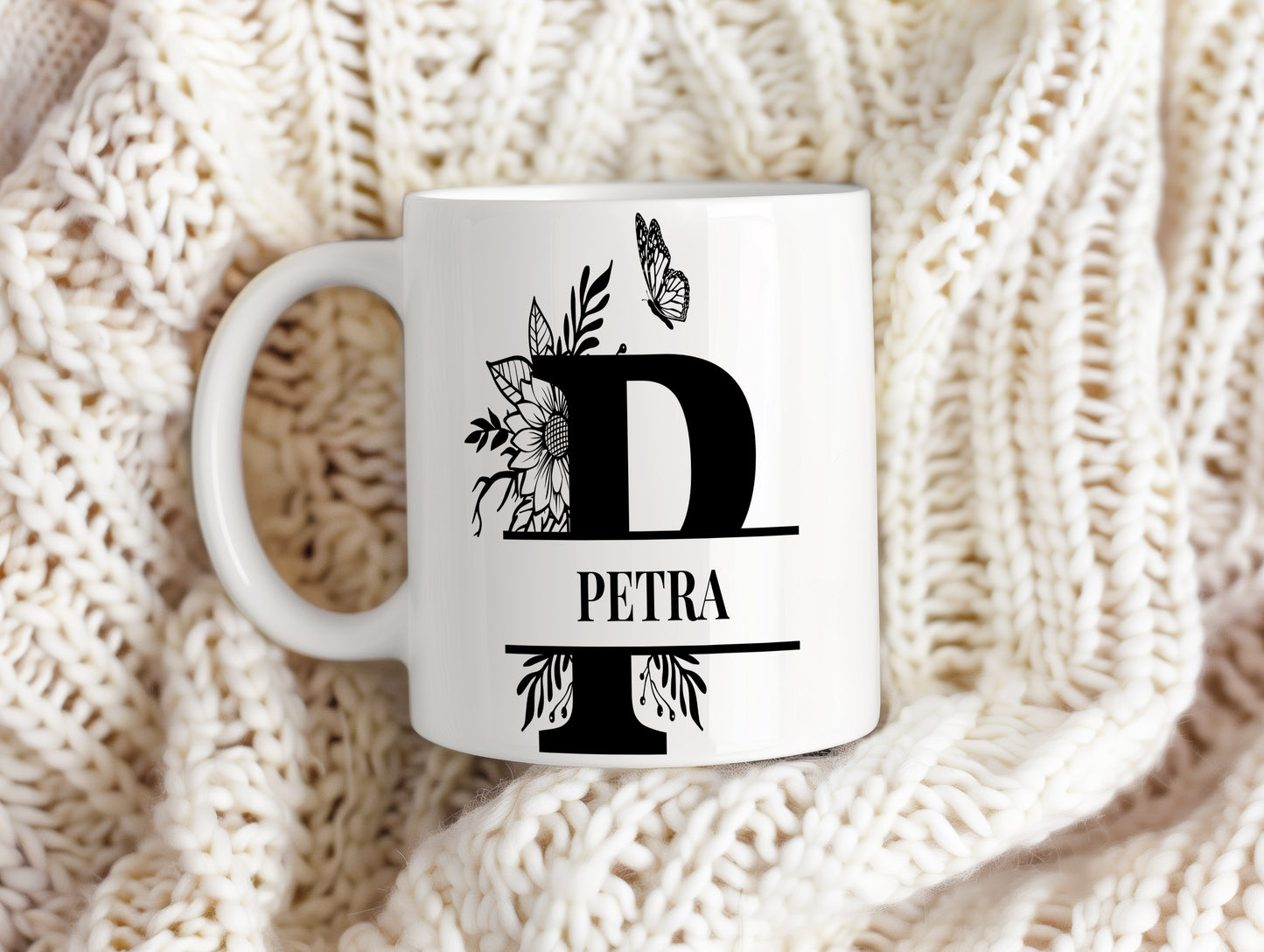 Hrnek se jménem Petra – květinový monogram