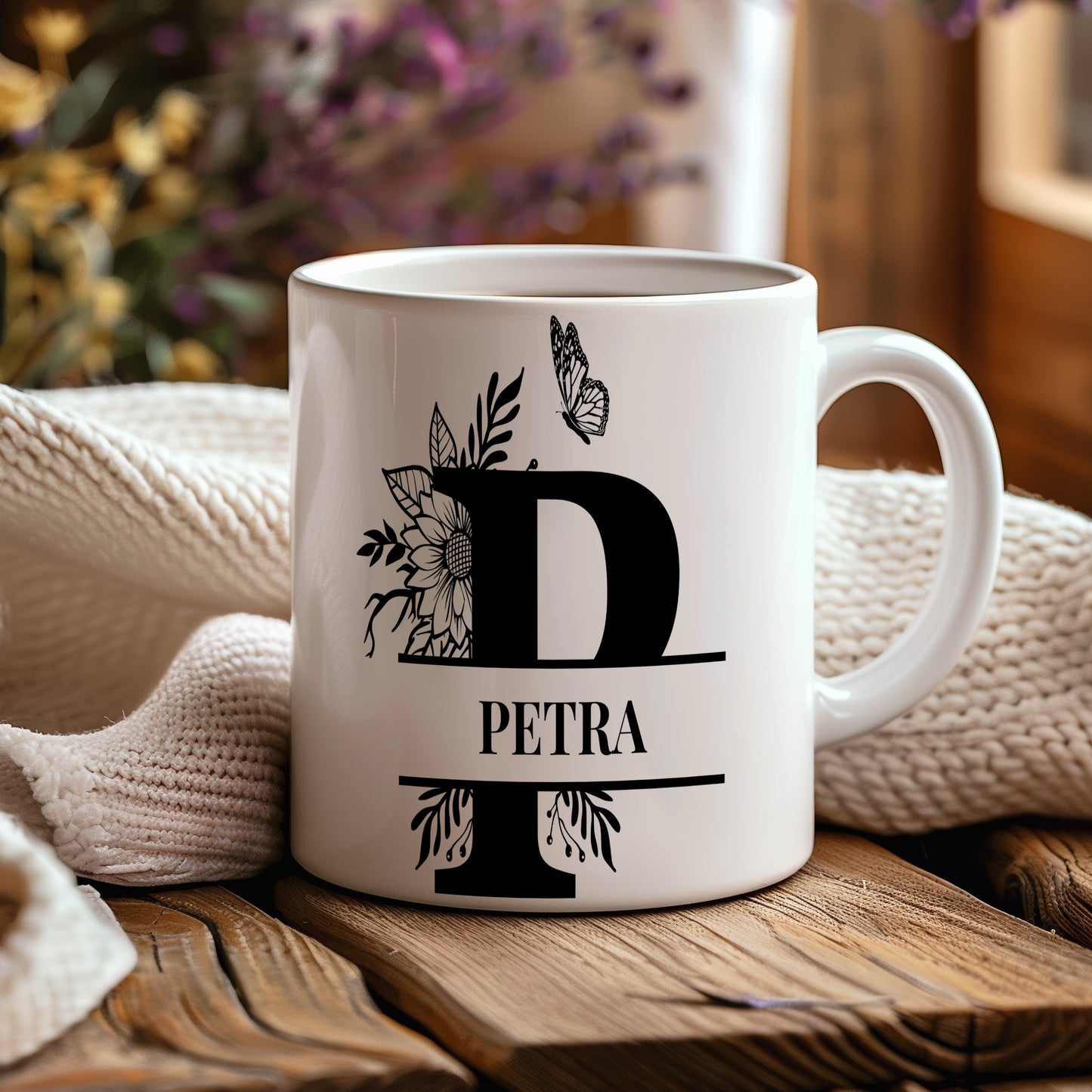 Hrnek se jménem Petra – květinový monogram