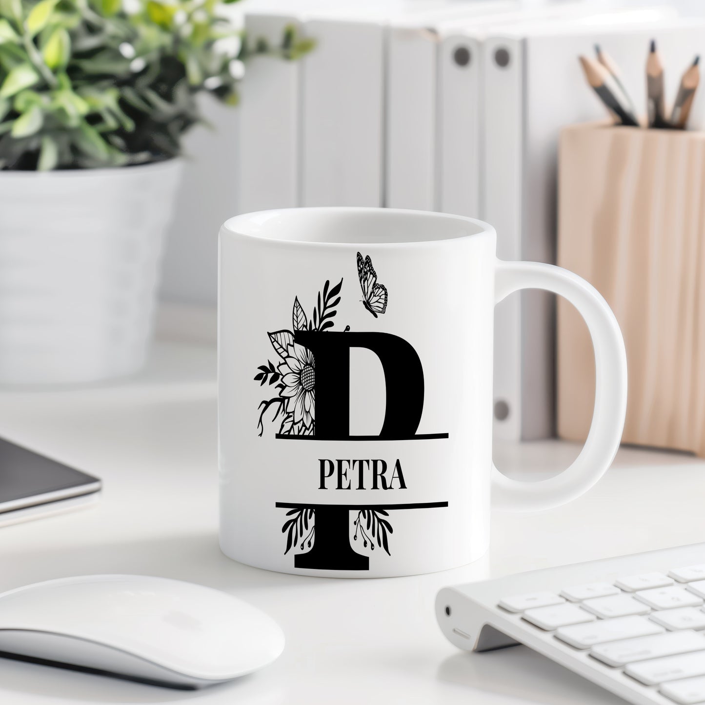 Hrnek se jménem Petra – květinový monogram
