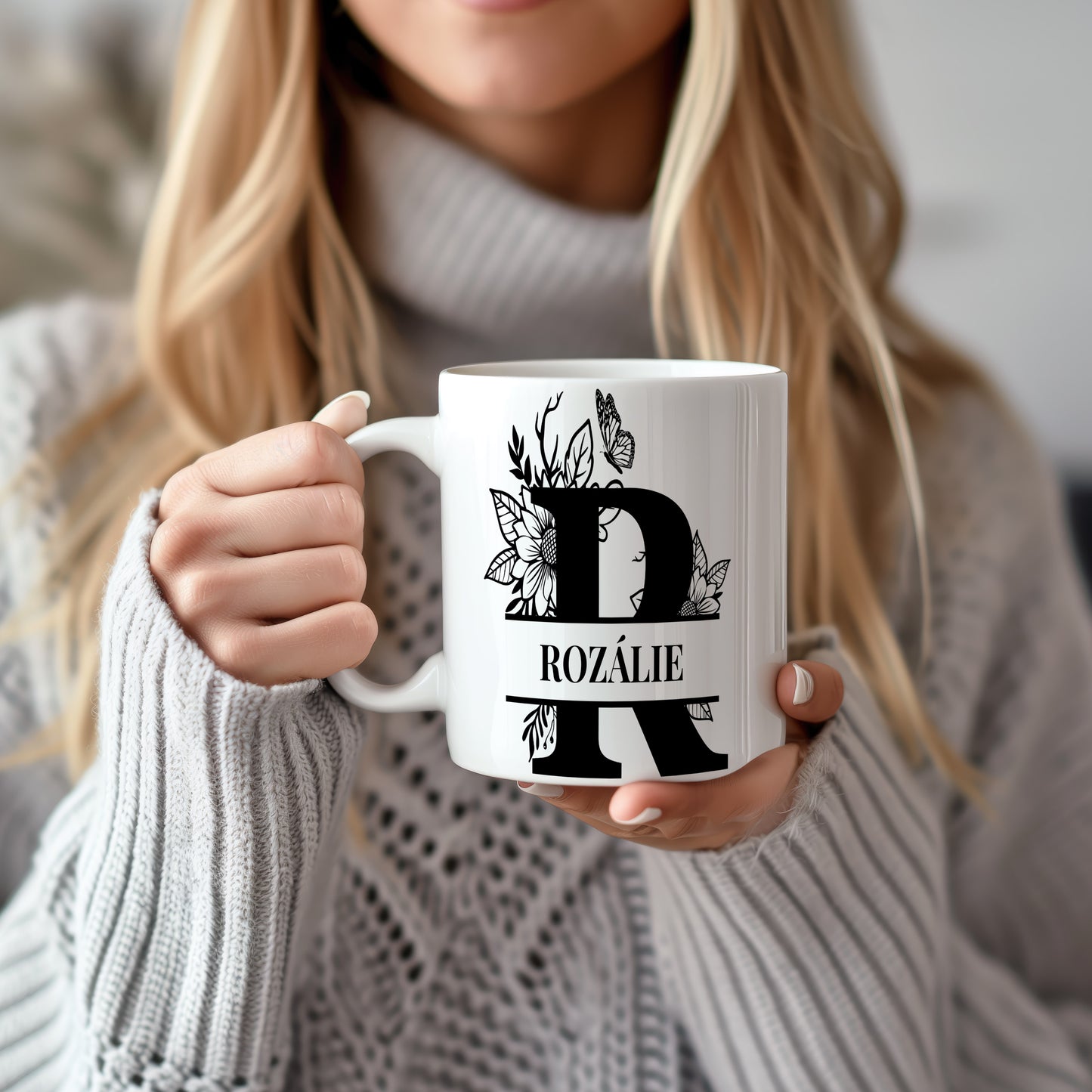 Hrnek se jménem Rozálie – květinový monogram