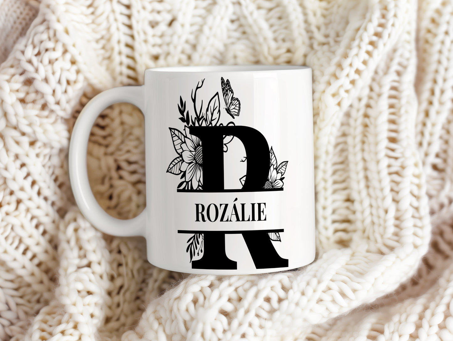 Hrnek se jménem Rozálie – květinový monogram