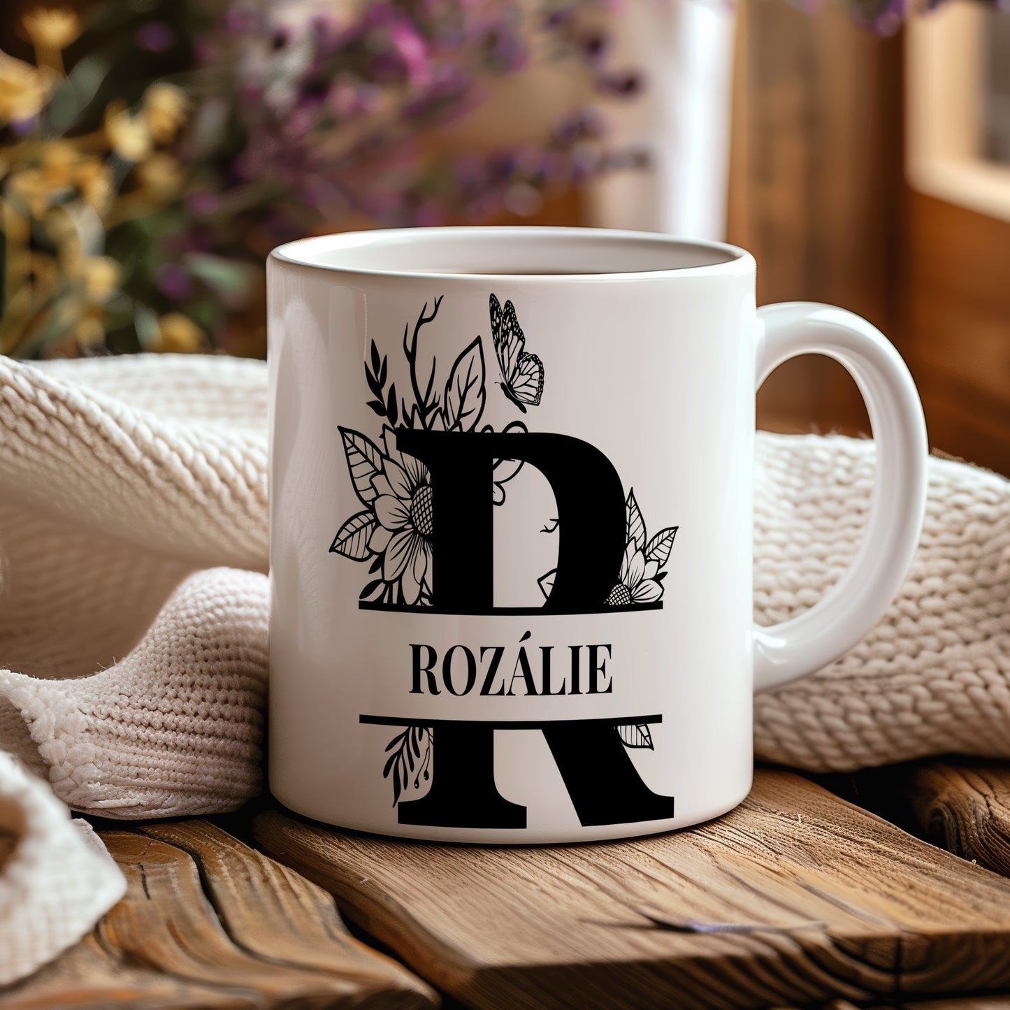 Hrnek se jménem Rozálie – květinový monogram