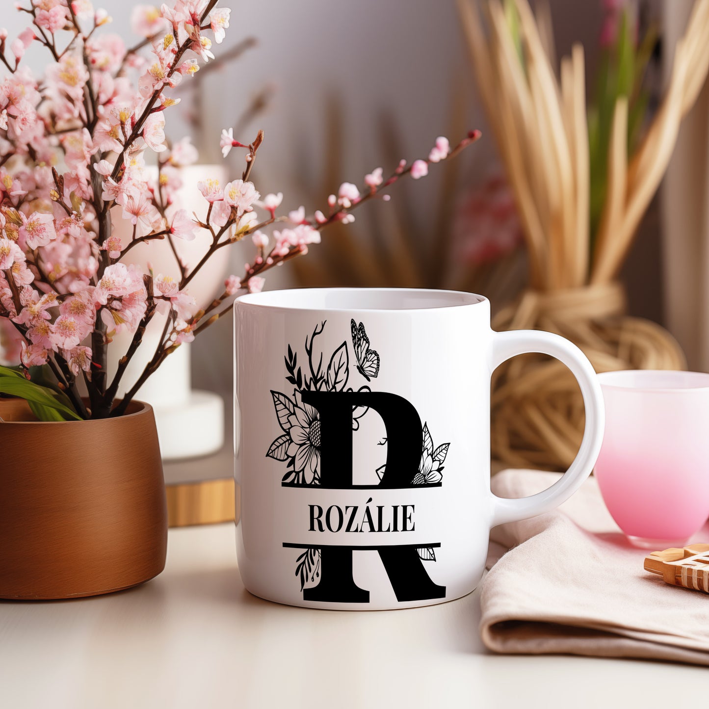 Hrnek se jménem Rozálie – květinový monogram