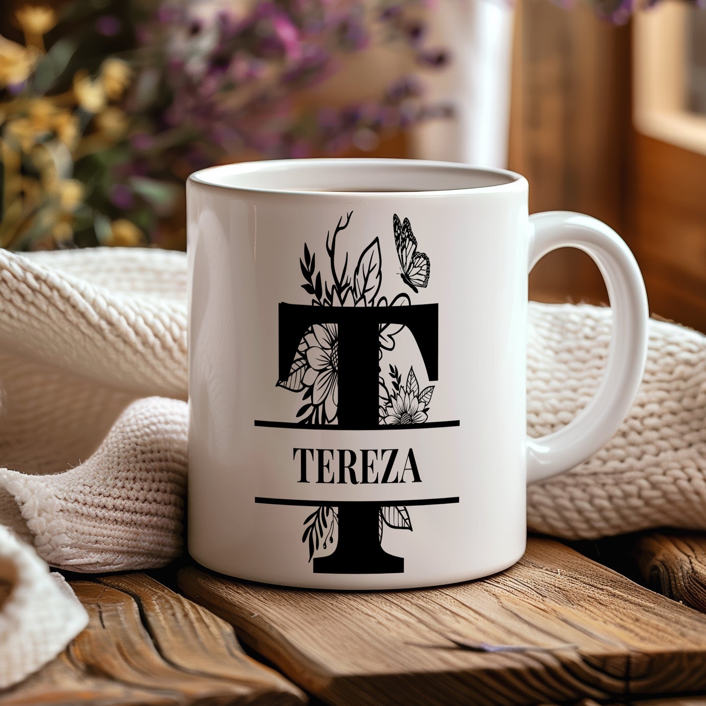 Hrnek se jménem Tereza – květinový monogram