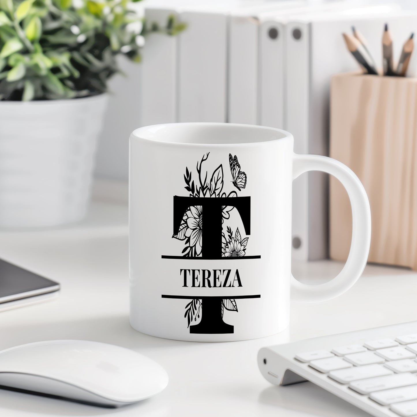 Hrnek se jménem Tereza – květinový monogram