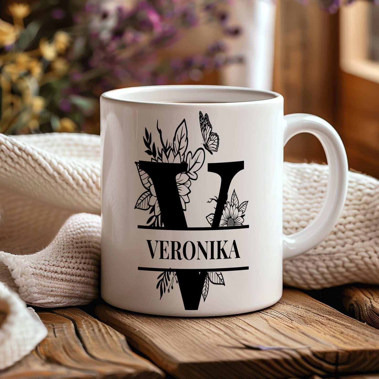 Hrnek se jménem VERONIKA – květinový monogram
