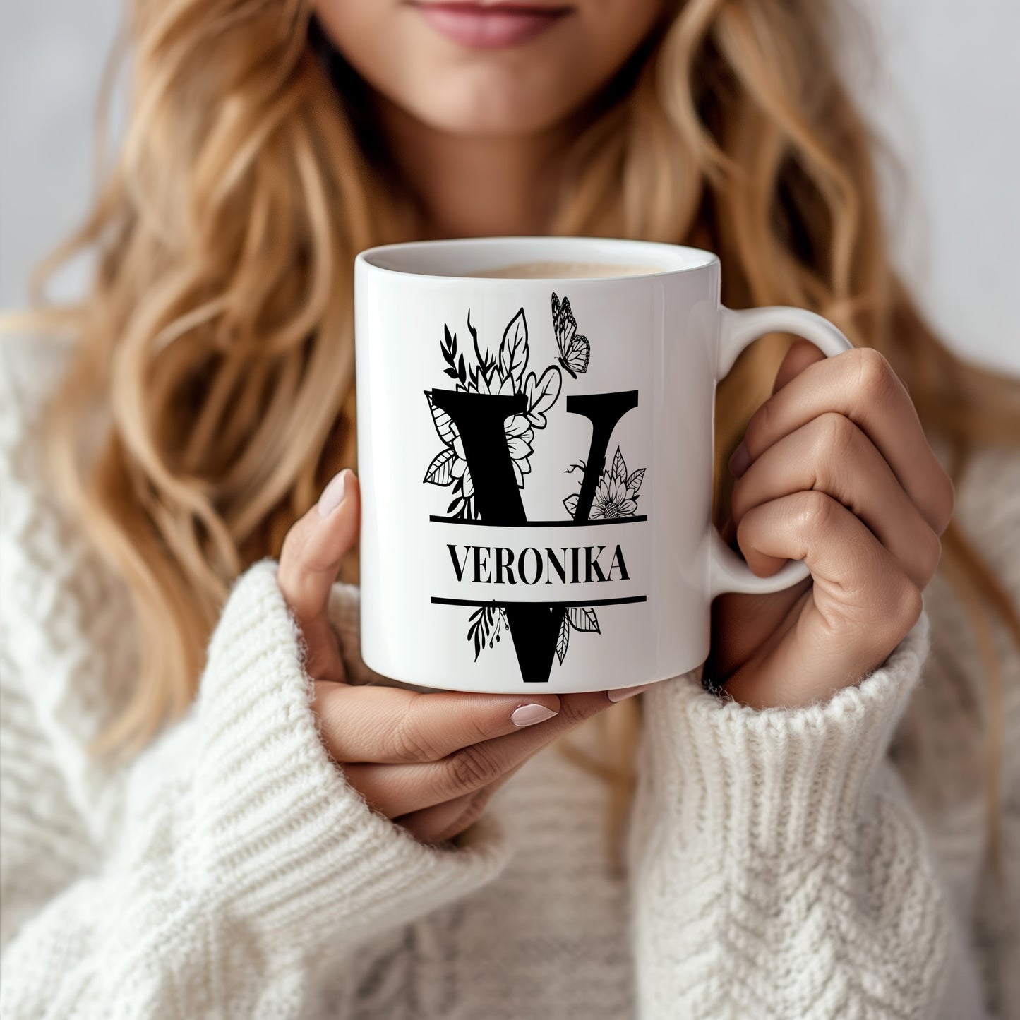 Hrnek se jménem VERONIKA – květinový monogram