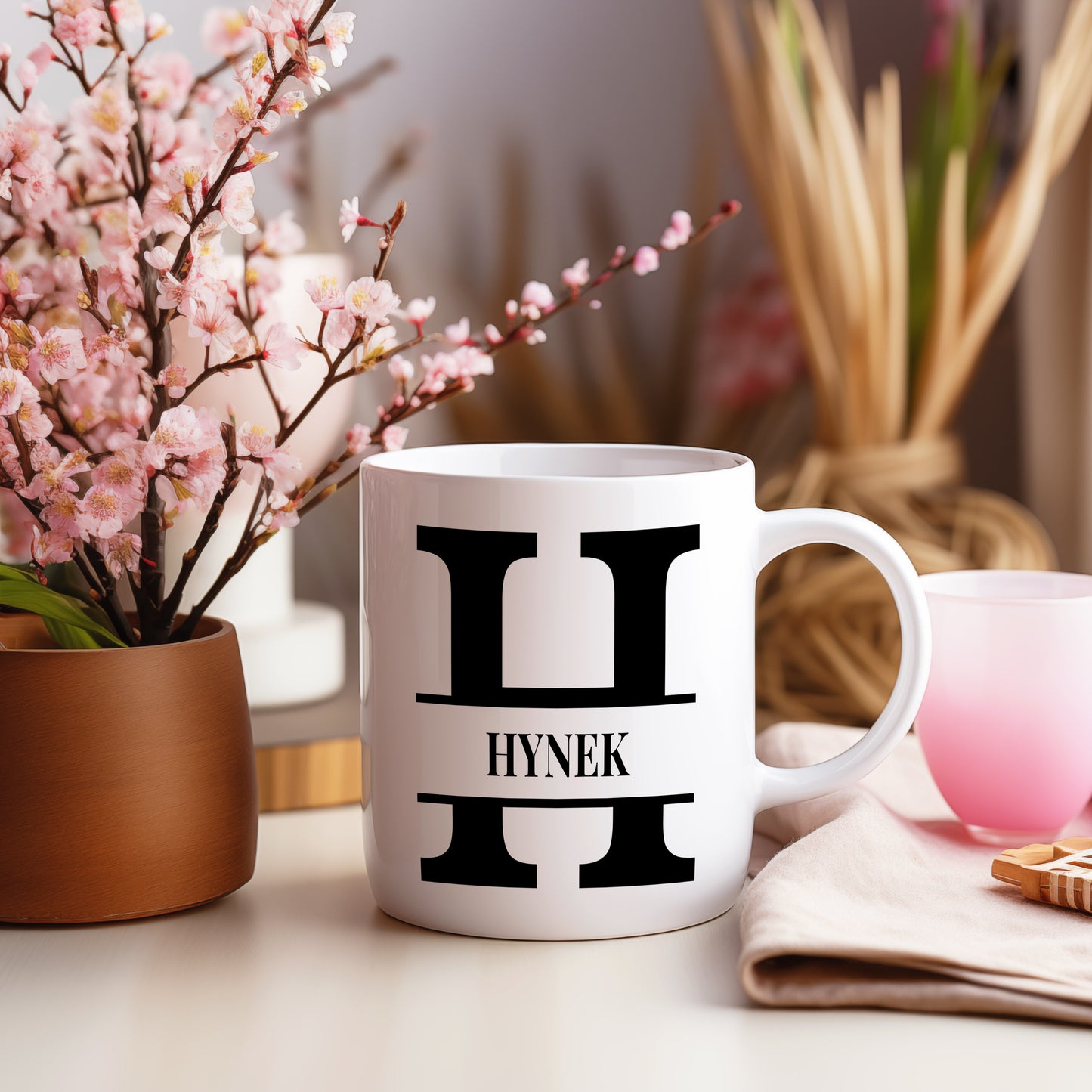 Hrnek se jménem Hynek – monogramový design