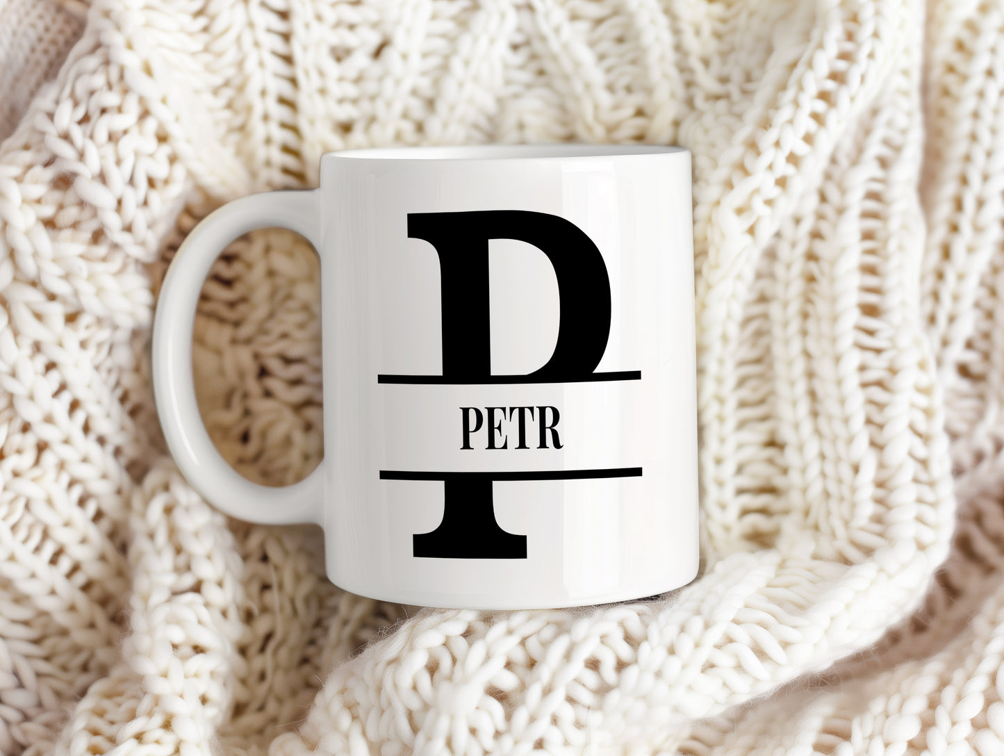 Hrnek se jménem Petr – monogramový design