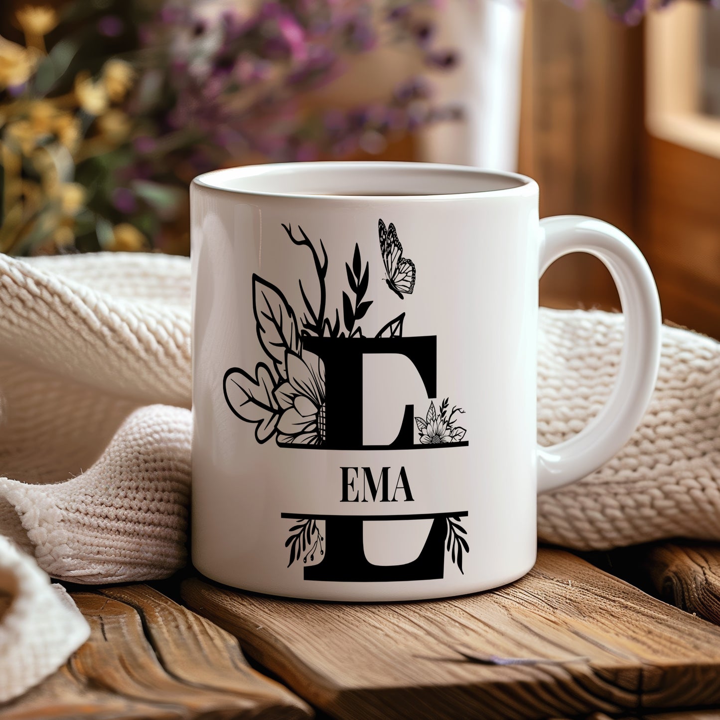 Hrnek se jménem EMA – květinový monogram