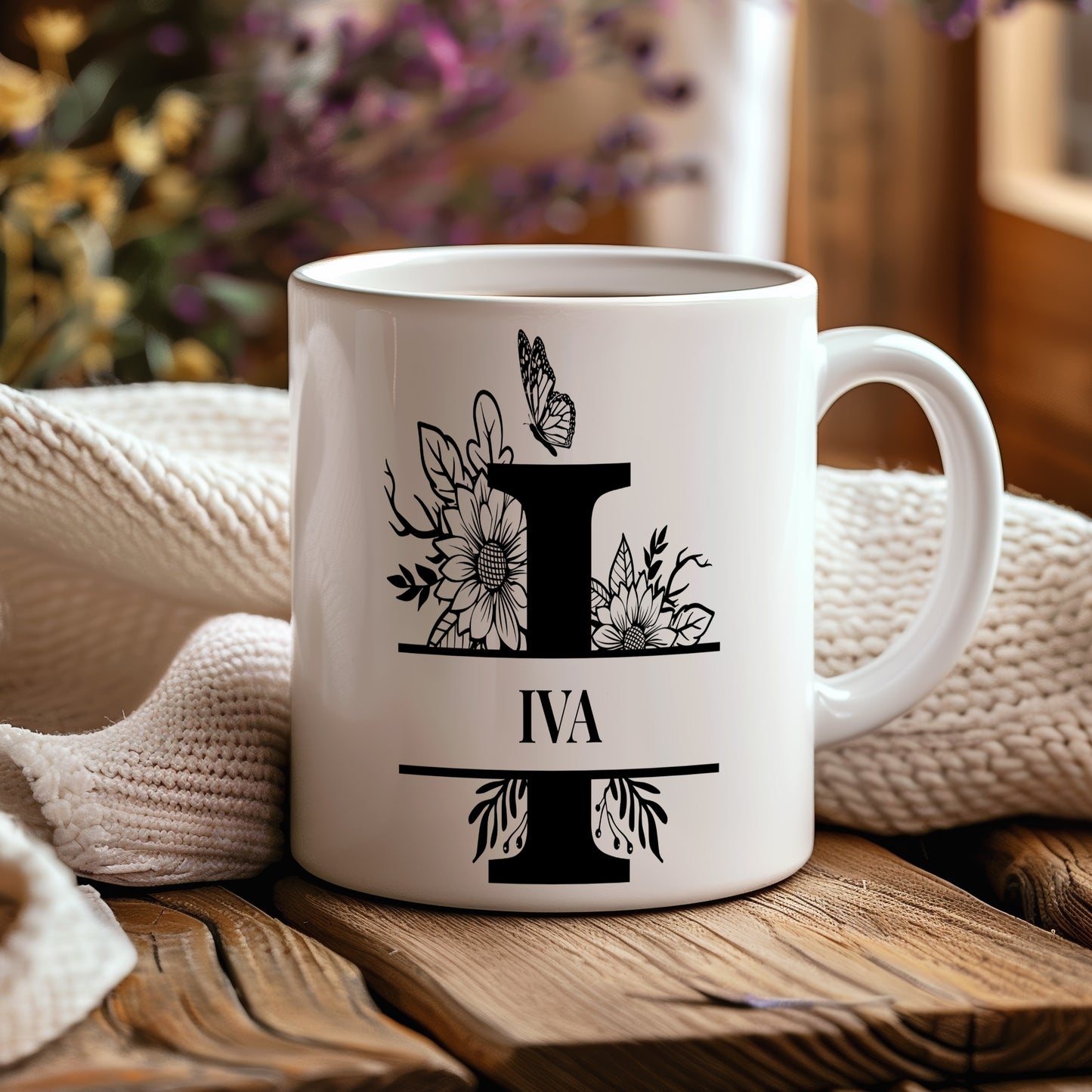 Hrnek se jménem Iva – květinový monogram