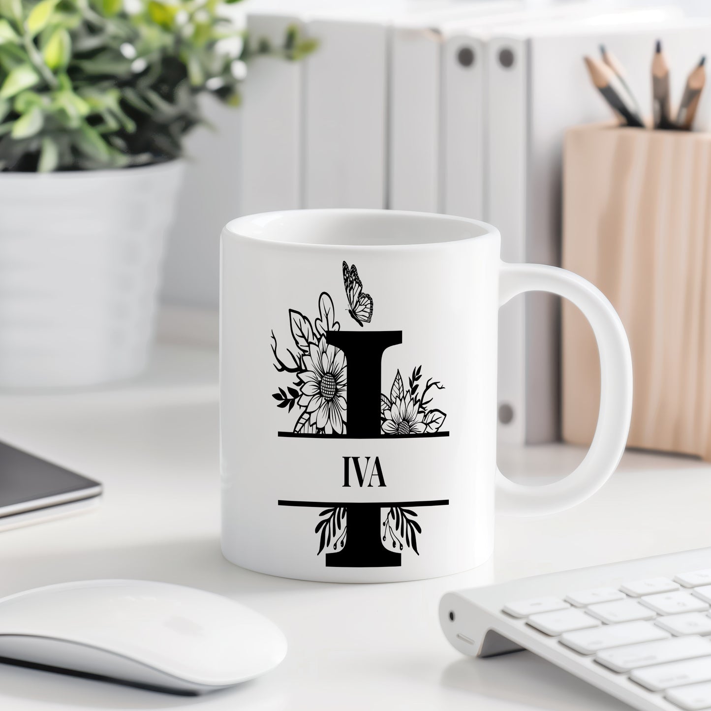 Hrnek se jménem Iva – květinový monogram