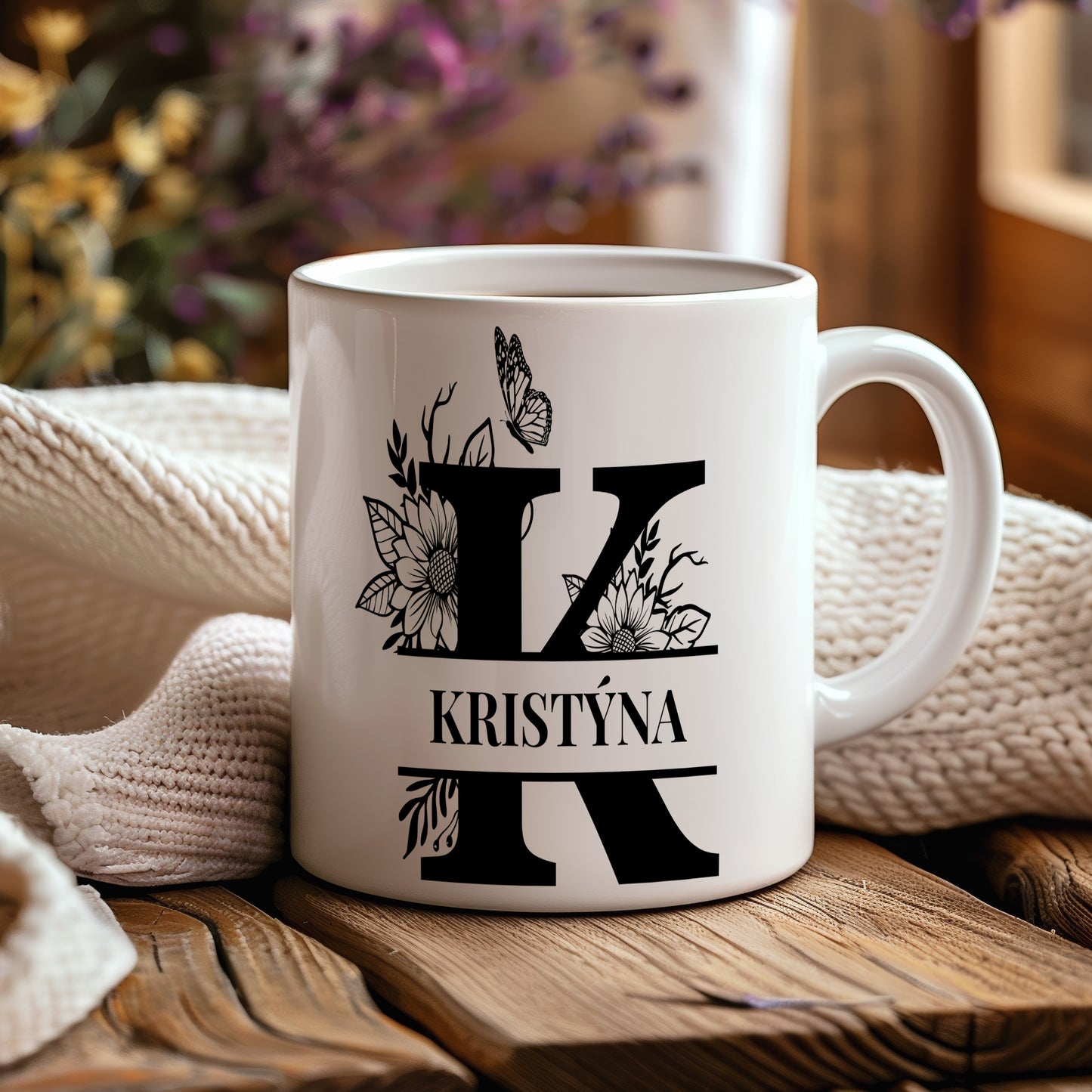 Hrnek se jménem Kristýna – květinový monogram
