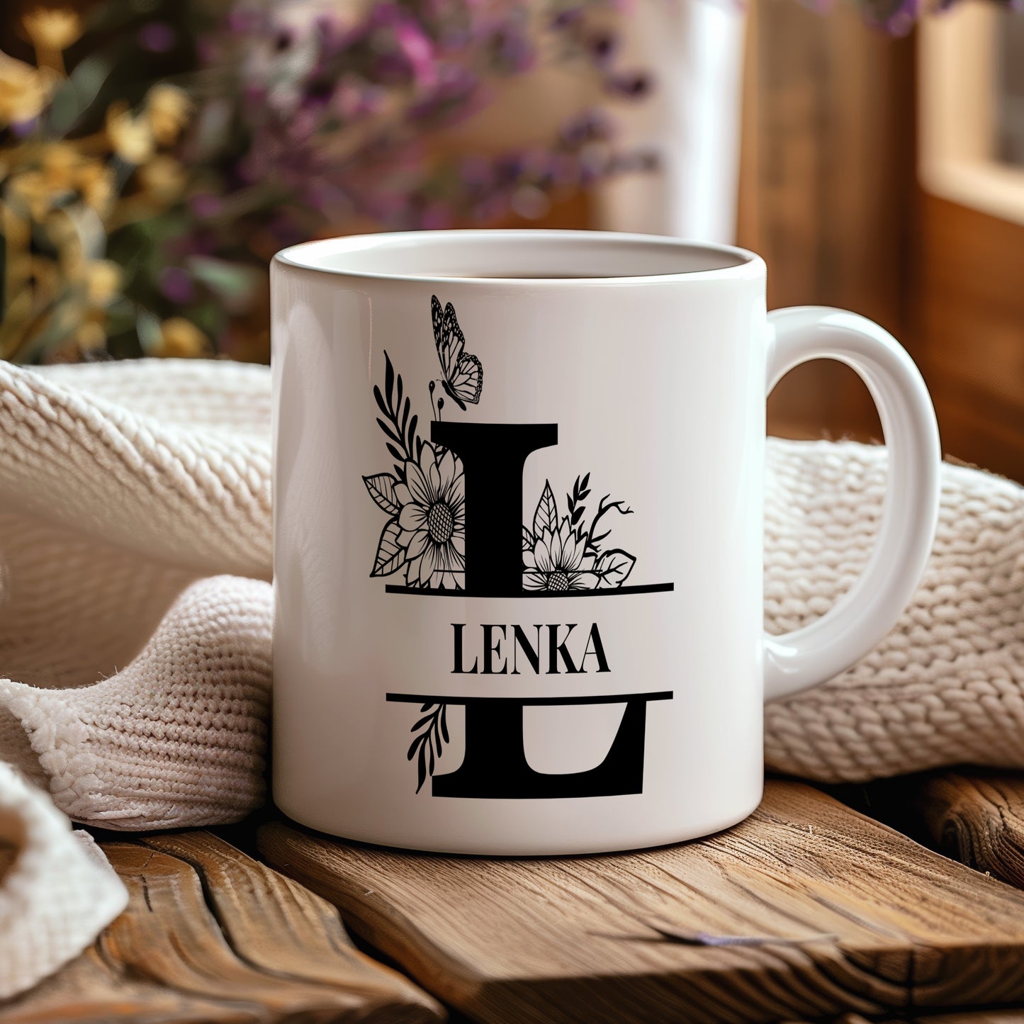 Hrnek se jménem Lenka – květinový monogram