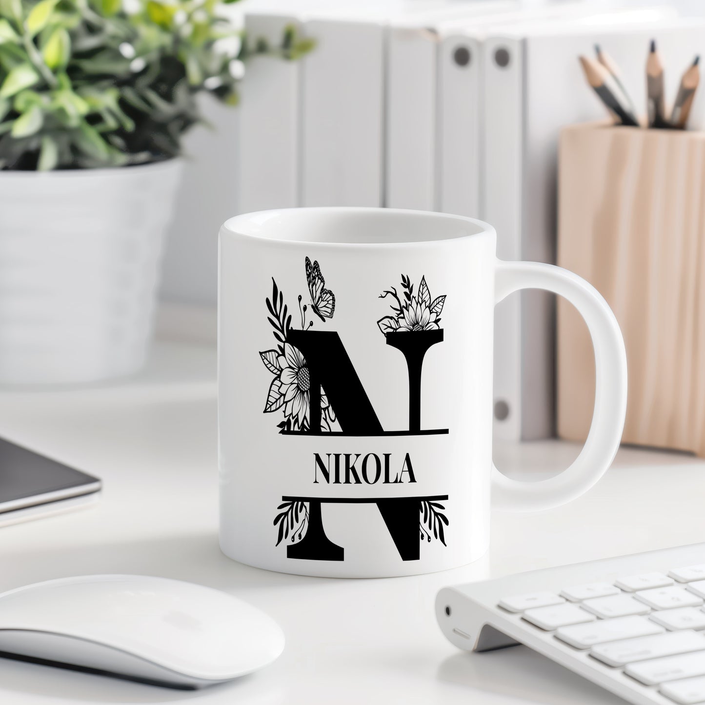 Hrnek se jménem NIKOLA – květinový monogram