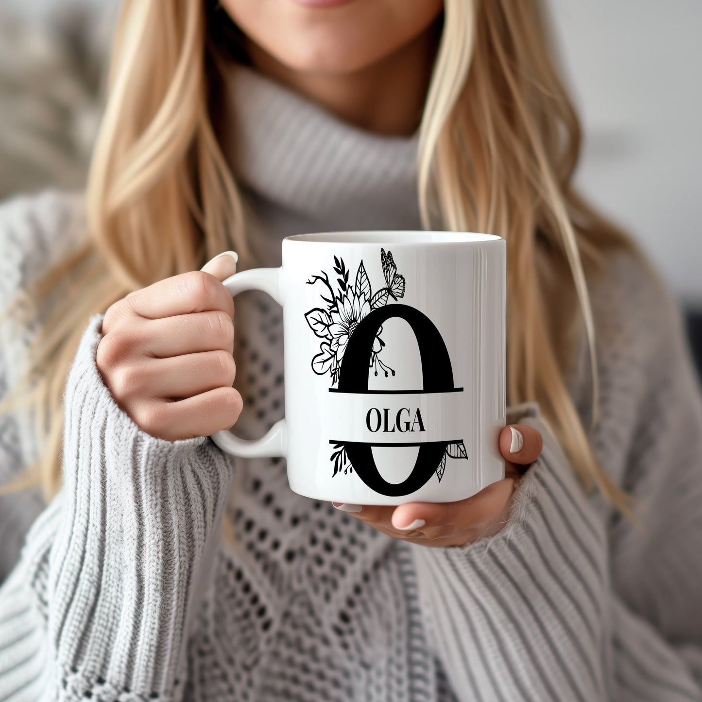 Hrnek se jménem Olga – květinový monogram