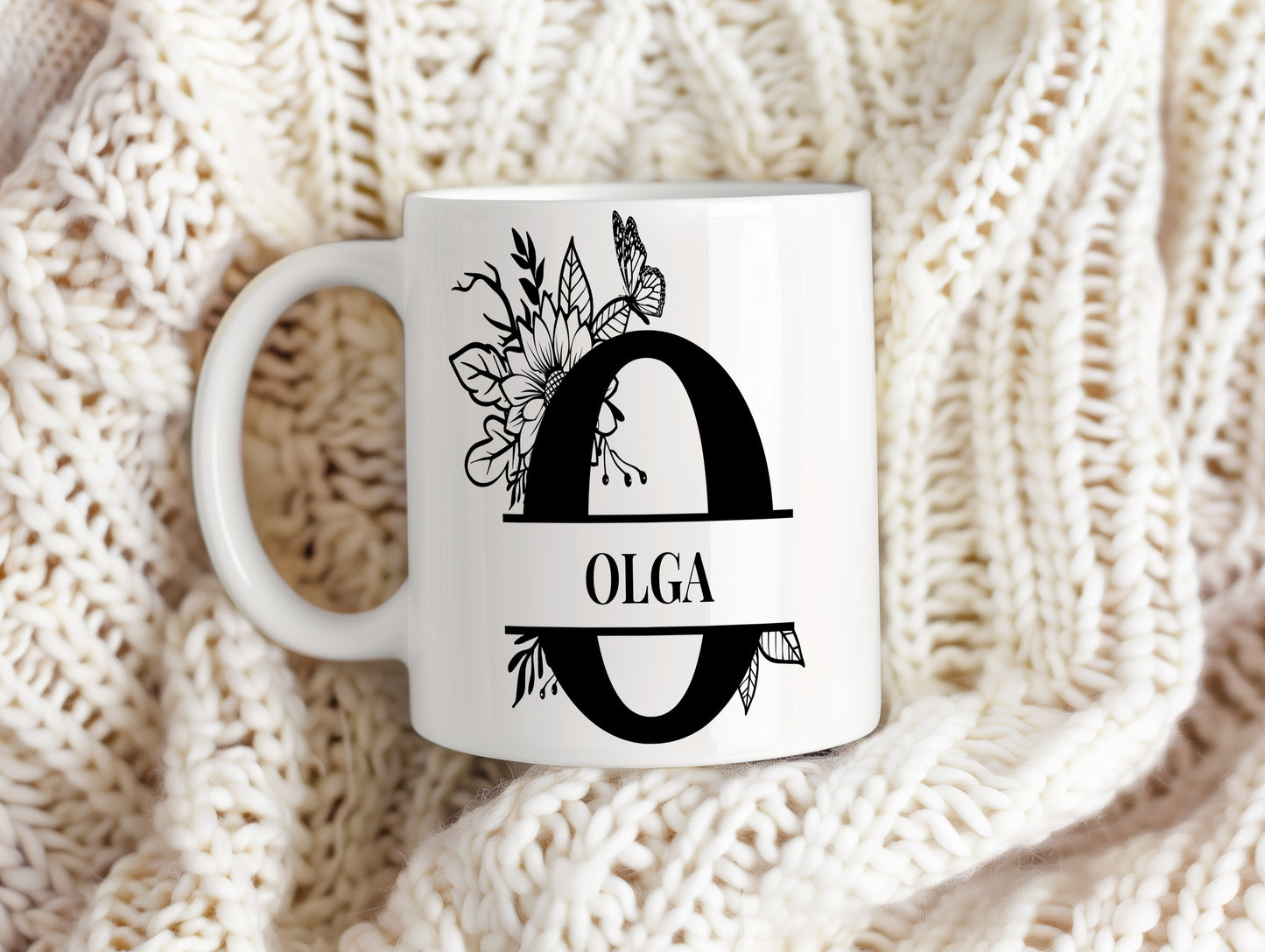 Hrnek se jménem Olga – květinový monogram