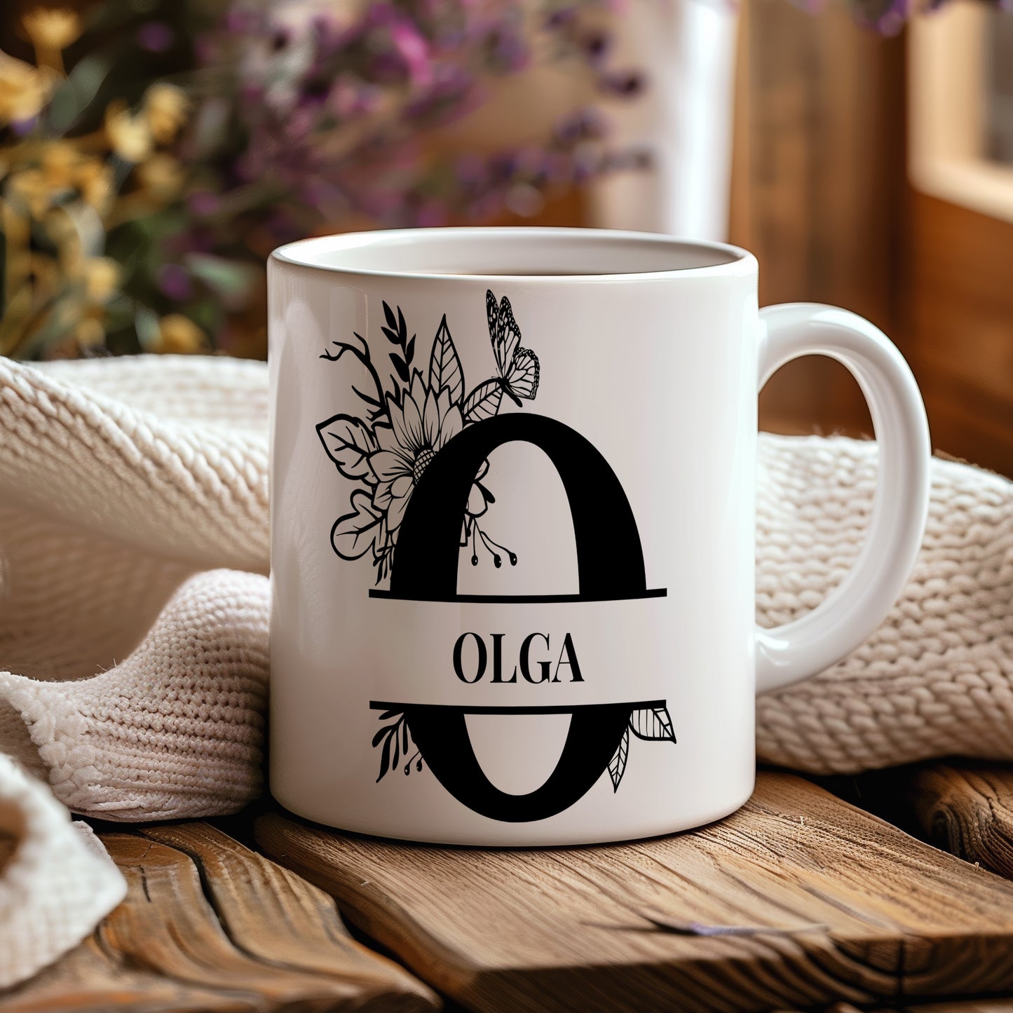 Hrnek se jménem Olga – květinový monogram