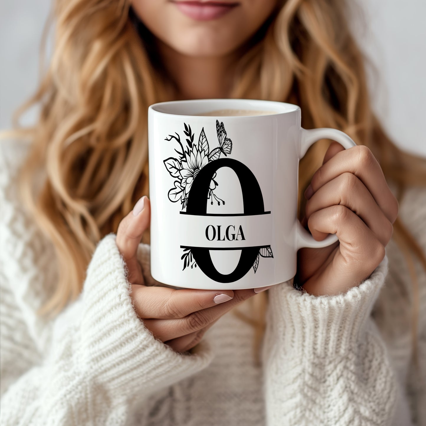 Hrnek se jménem Olga – květinový monogram
