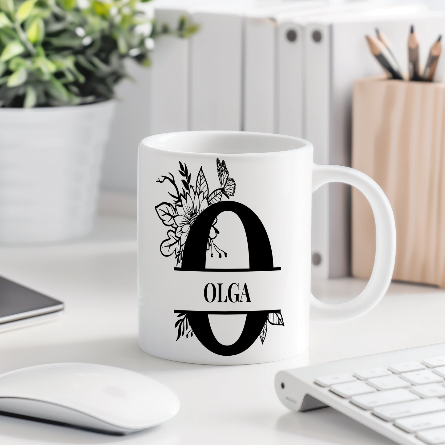 Hrnek se jménem Olga – květinový monogram