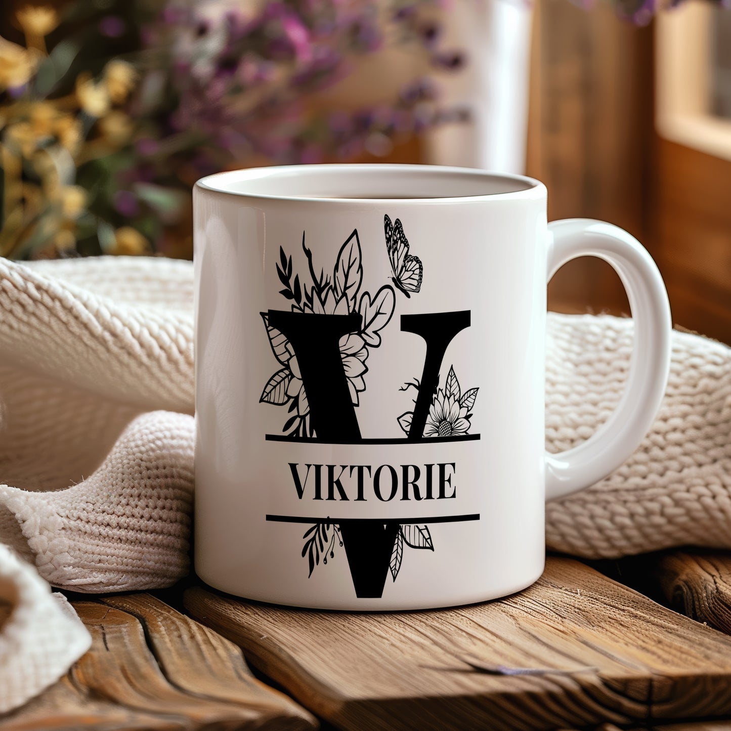 Hrnek se jménem Viktorie – květinový monogram
