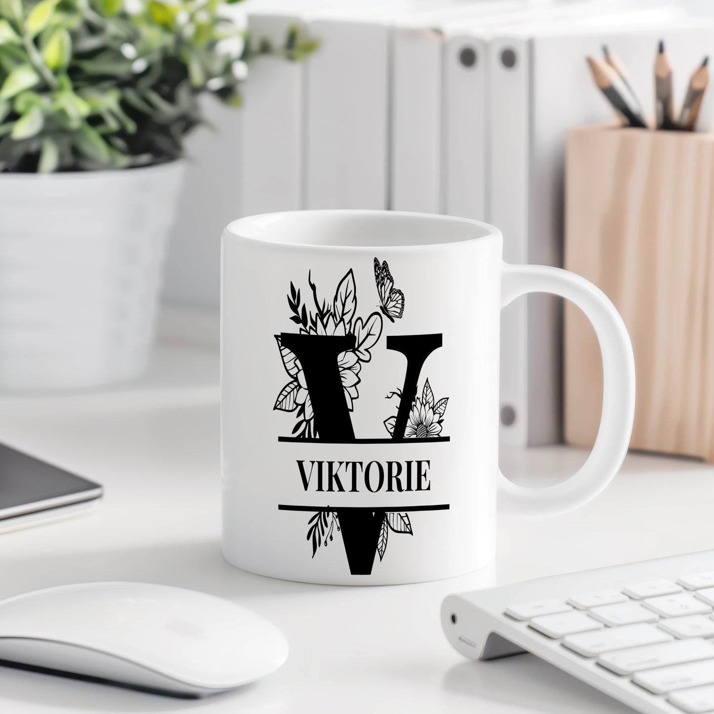 Hrnek se jménem Viktorie – květinový monogram