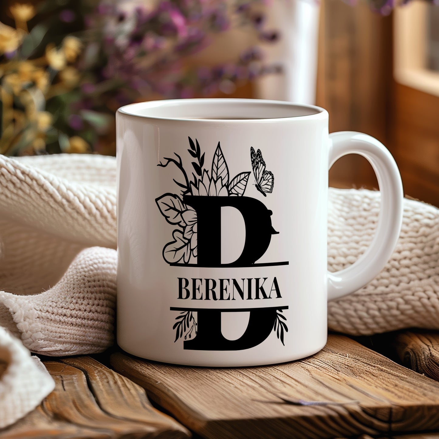 Hrnek se jménem Berenika – květinový monogram