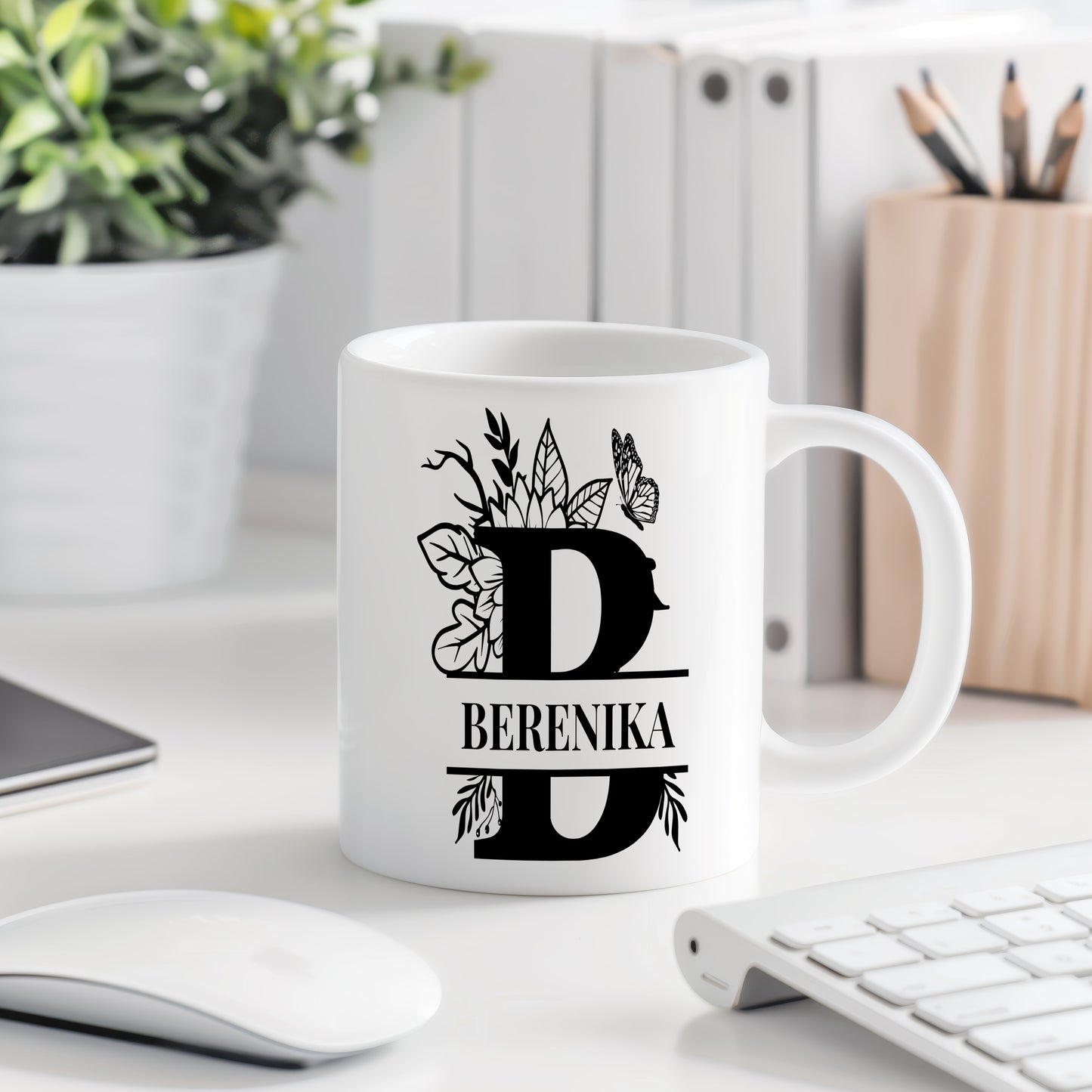 Hrnek se jménem Berenika – květinový monogram