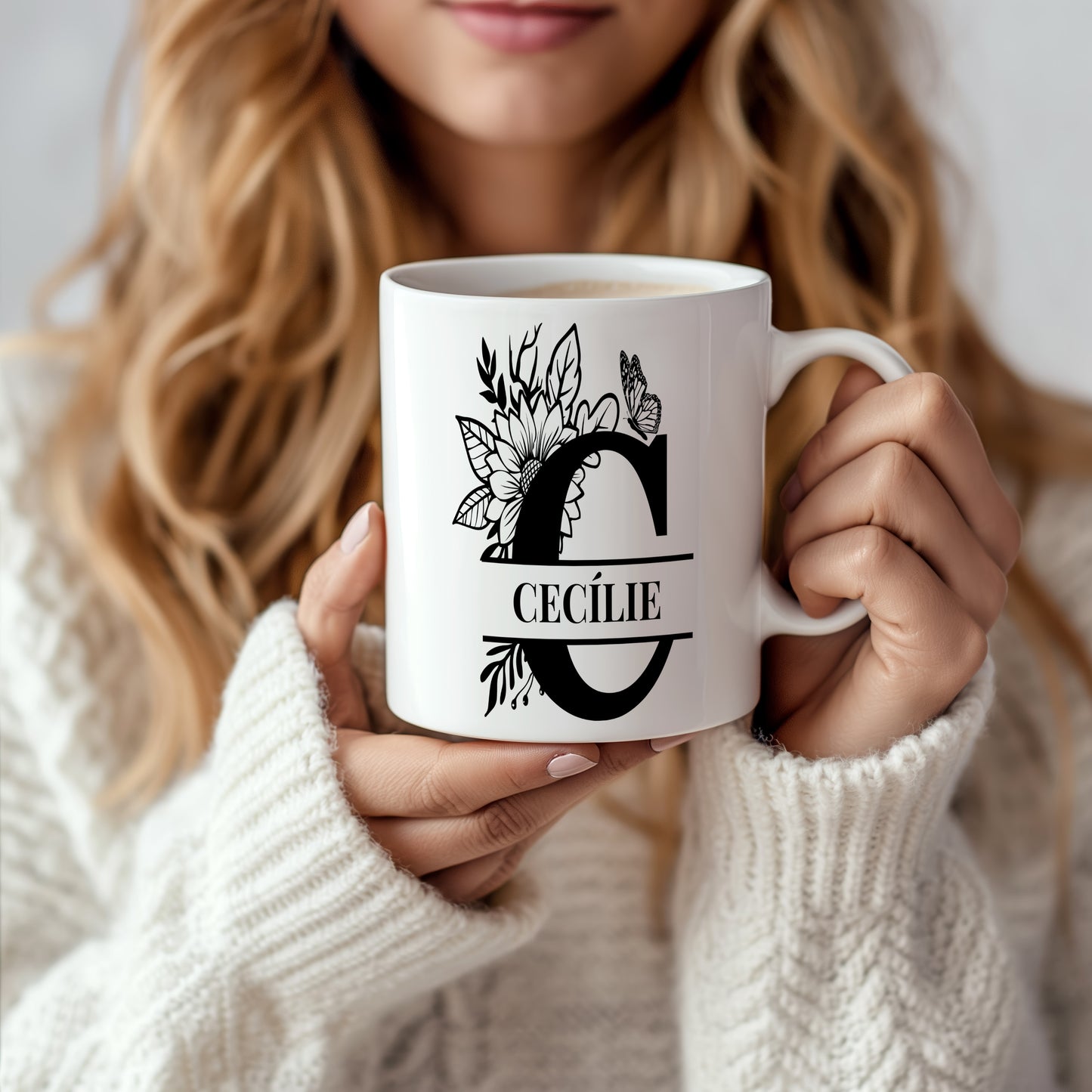 Hrnek se jménem Cecílie – květinový monogram